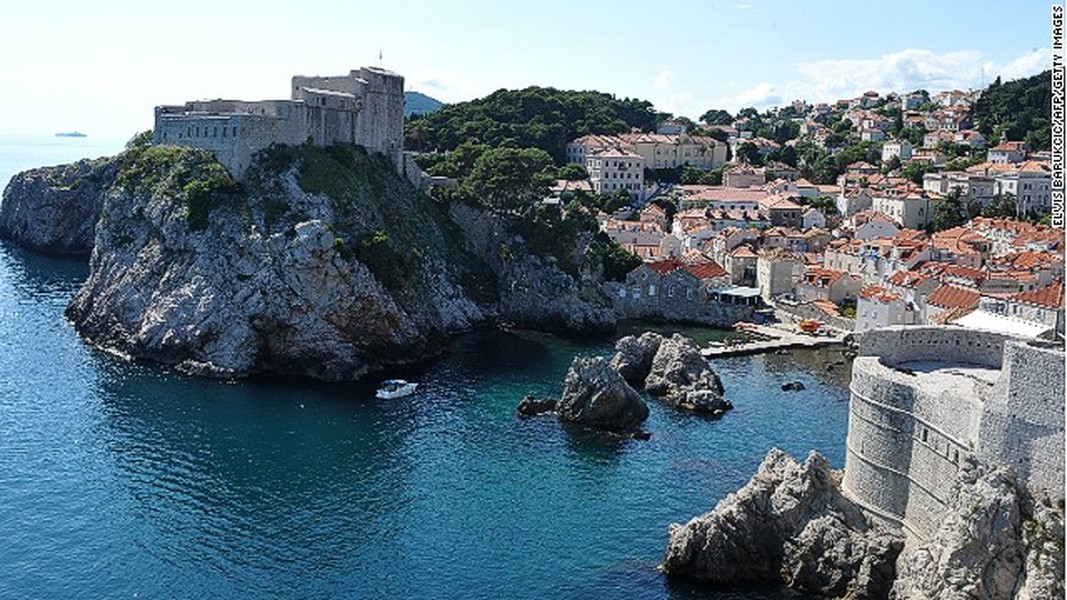 Bức tường đá dài 2 Km bao quanh thành phố cổ Dubrovnik (Croatia) là một trong những hệ thống phòng thủ kiên cố nhất thời Trung cổ. Đến đây, du khách sẽ có cơ hội chiêm ngưỡng cảnh quan và trải nghiệm bầu không khí tuyệt vời.